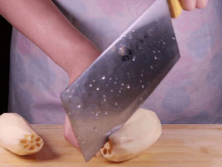 2、五花肉拿来这样做，比红烧肉还要好吃百倍！,将所有食材洗净后，我们先将藕去皮洗净后，切成长条的藕条备用。