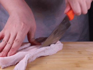 4、五花肉拿来这样做，比红烧肉还要好吃百倍！,鲜鲜的五花肉去皮（因为去皮后比较方便后面做五花肉卷，猪肉皮拿来煮熟切条拌着吃味道也很赞哦）