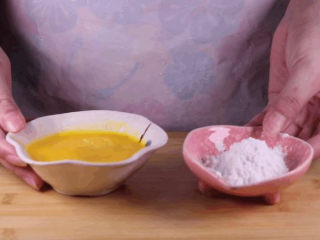 6、五花肉拿来这样做，比红烧肉还要好吃百倍！,准备2个小碗，其中一个将蛋液打入碗中拌匀后备用，另一个小碗盛满淀粉备用（没有淀粉也可以用面粉哦）