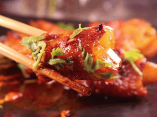 18、五花肉拿来这样做，比红烧肉还要好吃百倍！,这样一盘色香味俱全的糖醋假排骨就做好啦，简单又好吃的做法教给你，如果你也喜欢的话，回头有空也试试吧。