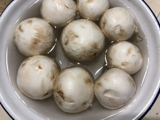 2、口蘑汤,口蘑放入浸泡片刻。