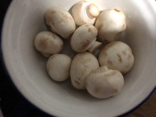 3、口蘑汤,捞出沥干水分。