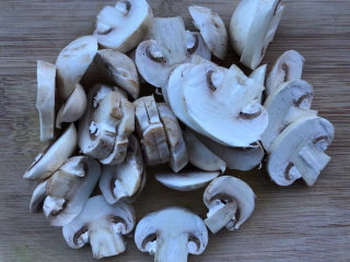 4、口蘑汤,切片。