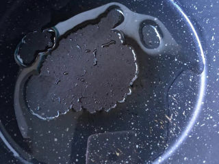 6、口蘑汤,锅里倒入油。