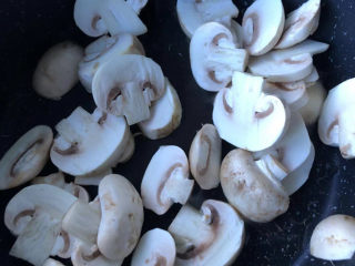 7、口蘑汤,放入口蘑。