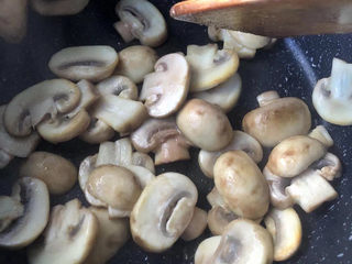 8、口蘑汤,小火慢慢炒出水分。