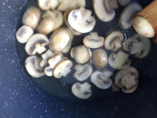 9、口蘑汤,接着倒入适量清水。