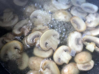 10、口蘑汤,小火烧开。