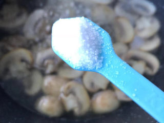 11、口蘑汤,放入细盐。