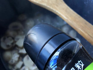 12、口蘑汤,撒点胡椒粉。