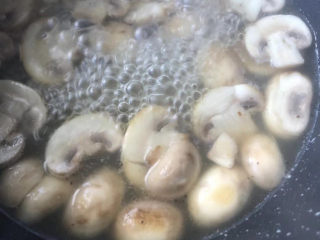 13、口蘑汤,翻炒均匀即可。