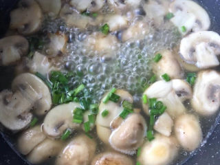 14、口蘑汤,撒点葱花。