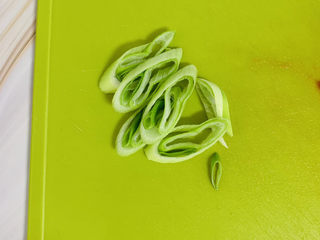 2、西红柿面疙瘩,葱切段备用