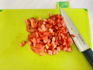 3、西红柿面疙瘩,西红柿去皮切成小块备用。