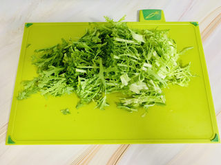 4、西红柿面疙瘩,青菜清洗干净切段备用。