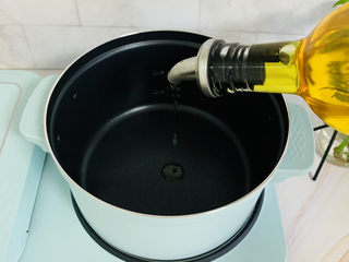 5、西红柿面疙瘩,锅中加入玉米油