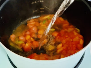 8、西红柿面疙瘩,加入适量的水烧开。