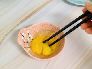 9、西红柿面疙瘩,准备一颗鸡蛋打散