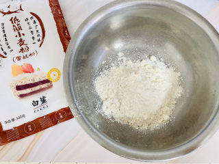 10、西红柿面疙瘩,将面粉放入盆中。