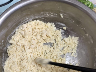 11、西红柿面疙瘩,倒入一半的鸡蛋液，快速地用筷子搅打面粉使其变成疙瘩。（这里不要一次性把蛋液全部导入，因为面粉的吸水量不一样，和用面粉的用量不一样，这里蛋液一定要逐步地放进面粉里面）