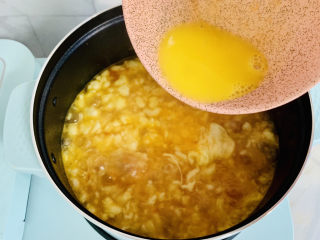 14、西红柿面疙瘩,我这里就是还剩一部分蛋液，不要浪费直接放到锅里就好。