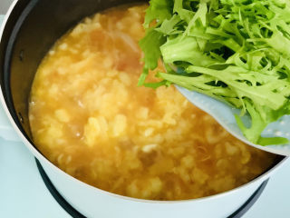 17、西红柿面疙瘩,加入适量的青菜