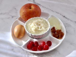 1、鸡蛋醪糟汤,首先备齐所有的食材。