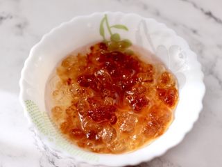 2、鸡蛋醪糟汤,桃胶冲洗干净后，加入纯净水进行浸泡，我是刚好浸泡一夜。