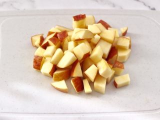 3、鸡蛋醪糟汤,苹果洗净后用刀切成块，自己家种的苹果无需去掉苹果皮。