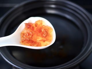 4、鸡蛋醪糟汤,砂锅里倒入适量的清水，放入浸泡后洗净的桃胶。