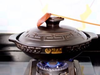 5、鸡蛋醪糟汤,盖上锅盖大火煮沸后转小火继续炖煮半个小时左右。