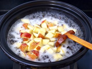 7、鸡蛋醪糟汤,这个时候放入切块的苹果。