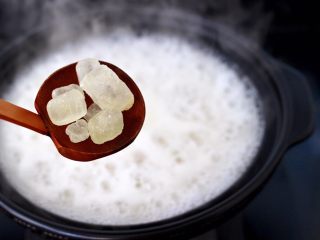 9、鸡蛋醪糟汤,继续中火慢慢炖煮至锅中胶汁满满的时候，加入冰糖。