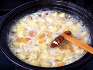 12、鸡蛋醪糟汤,大火煮沸后，继续煮1分钟左右。