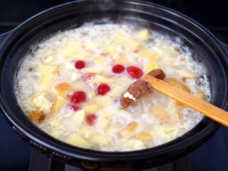 13、鸡蛋醪糟汤,锅中放入新鲜蔓越莓即可关火。