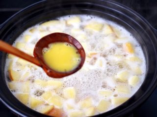 10、鸡蛋醪糟汤,待冰糖全部融化后，把鸡蛋打散后，撒入锅中。