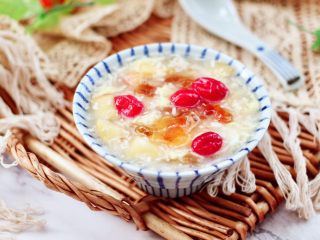 14、鸡蛋醪糟汤,酸酸甜甜味道好，每次做一锅，上桌就被家人喝光光。