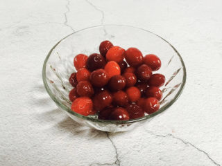 2、蔓越莓苹果桃胶糖水+冬日暖心菜,鲜冻美国蔓越莓自然解冻后用盐水浸泡五分钟清洗干净