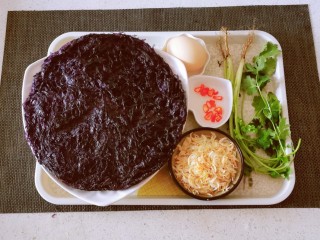 1、紫菜虾皮汤,食材准备好