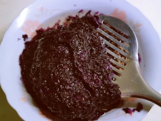 2、紫菜虾皮汤,紫菜用清水清洗干净