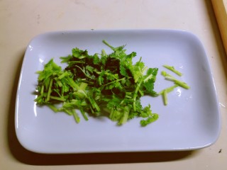 3、紫菜虾皮汤,香菜切小段