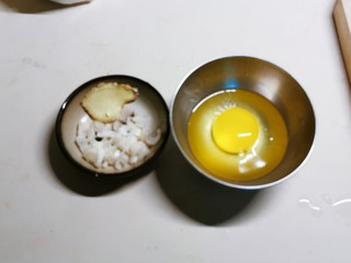 4、紫菜虾皮汤,姜切片 葱切碎 鸡蛋敲入碗中