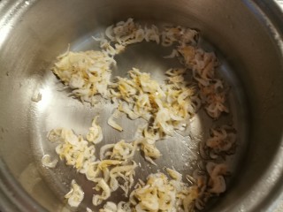 5、紫菜虾皮汤,起油锅 油热后放入虾皮翻炒 