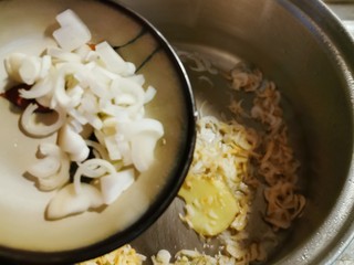 6、紫菜虾皮汤,放入葱碎 炒出香味