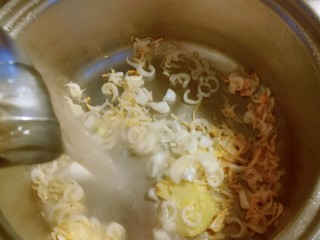 7、紫菜虾皮汤,倒入开水