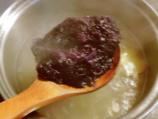 9、紫菜虾皮汤,放入紫菜