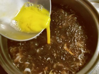 11、紫菜虾皮汤,鸡蛋打散 倒入汤中