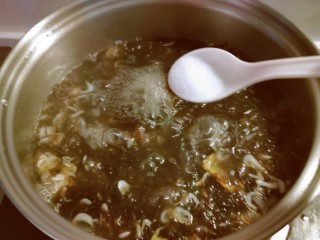 10、紫菜虾皮汤,煮开 放入盐
