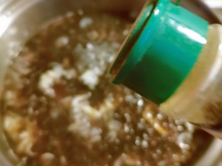 12、紫菜虾皮汤,放入胡椒粉