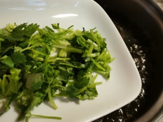 14、紫菜虾皮汤,放入香菜 